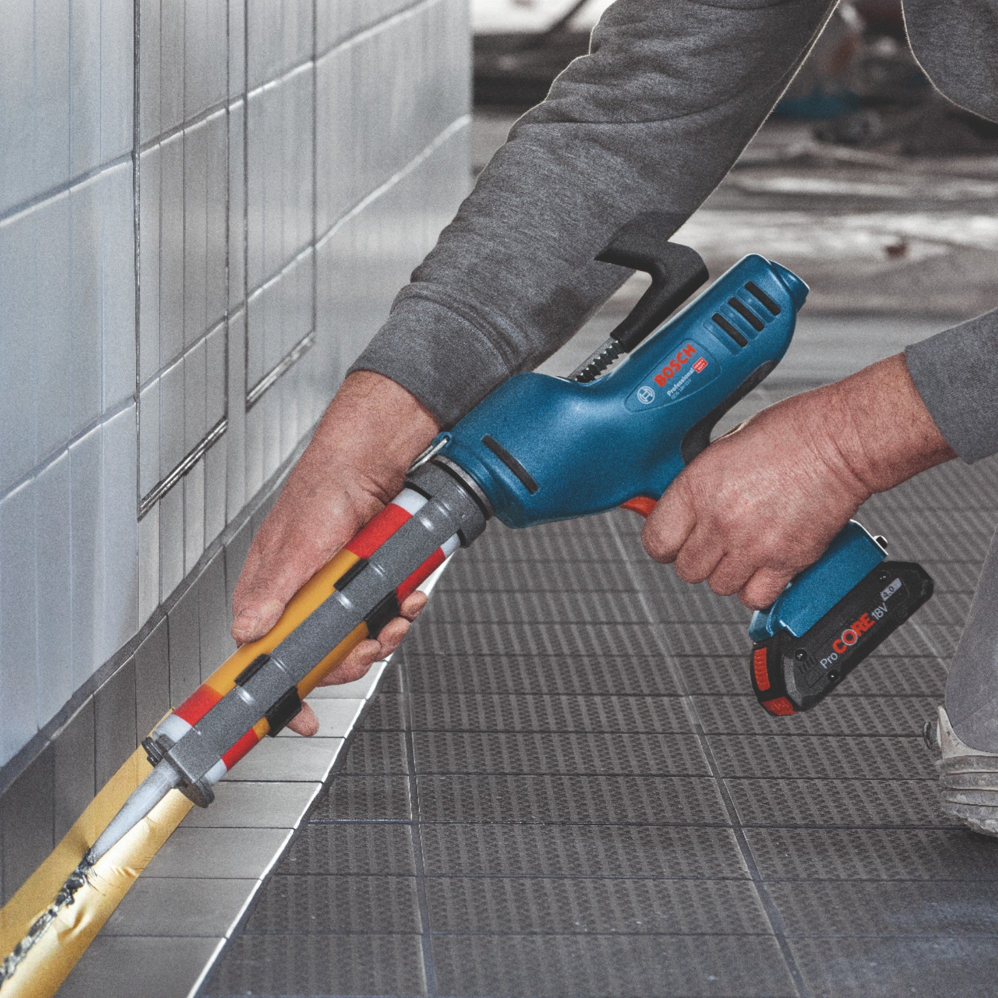 Bosch GCG 18V 310 Professional Akku Kartuschenpresse 18 V 310 ml 3 5 kN 1x Akku 2 0 Ah Ladegeraet 4 - toolbrothers