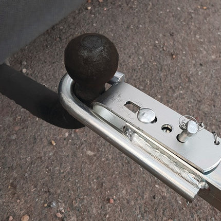 Abschleppstange ( 4000818362 ) Stahl verzinkt 5,1 kg rot-weiß