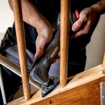 Metabo PowerMaxx MT 12 Akku Multitool Multifunktionswerkzeug 12 V + 2x 2,0 Ah Akku + Ladegerät + Schleif Zubehör Set 18 tlg. + metaBOX 145 ( 613089510 )