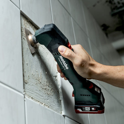 Metabo PowerMaxx MT 12 Akku Multitool Multifunktionswerkzeug 12 V + 2x 2,0 Ah Akku + Ladegerät + Schleif Zubehör Set 18 tlg. + metaBOX 145 ( 613089510 )