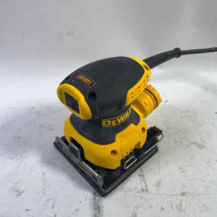 DeWalt DWE 6411 QS Schwingschleifer 230 Watt Klettfix 108 x 115 mm Staubsack Gebraucht 1 - toolbrothers