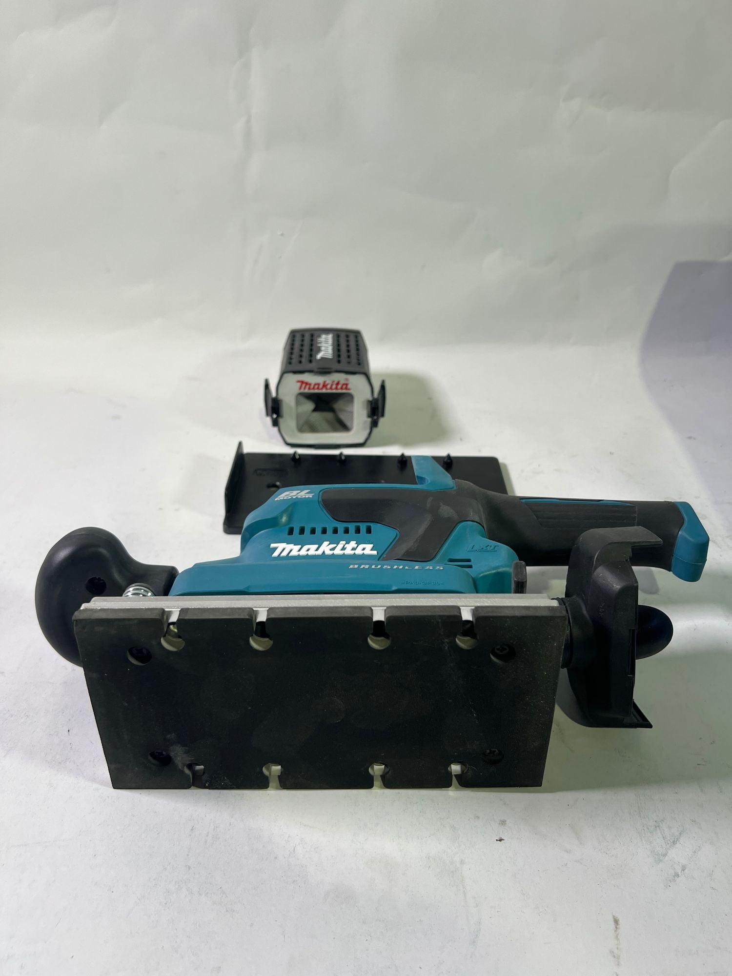 Makita DBO 380 Z Akku Schwingschleifer 18 V 93 x 185 mm Brushless Solo ohne Akku ohne Ladegeraet Gebraucht 1 - toolbrothers