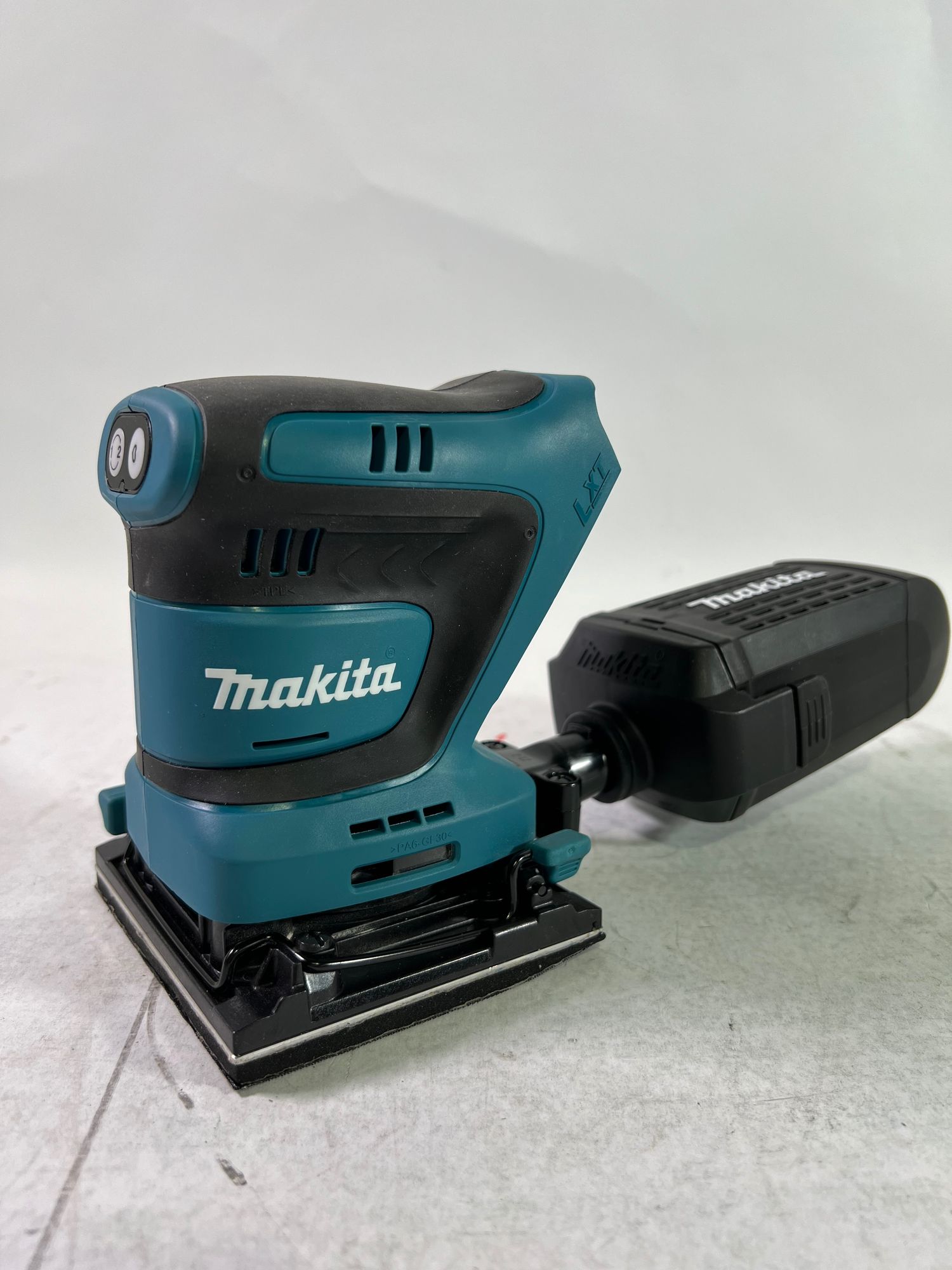 Makita DBO 480 Z Akku Schwingschleifer 18 V 112 x 102 mm Solo ohne Akku ohne Ladegeraet Reparaturgeraet 1 - toolbrothers