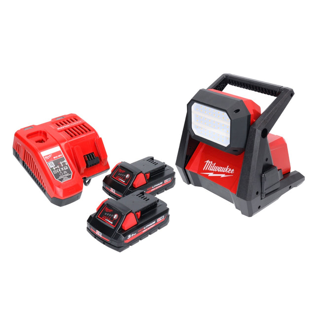 Milwaukee M18 HOAL-302FC Akku LED Lampe Baustrahler 18 V 4000 lm + 2x Akku 3,0 Ah + Ladegerät