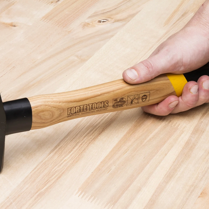 FORTE TOOLS Schlosserhammer mit Holzgriff, 800 g Kopfgewicht, Hammer mit Holzstiel, Premium Werkzeug, geschmiedet, doppelter Ringkeil, lackierter Kopf ( 000051151028 )