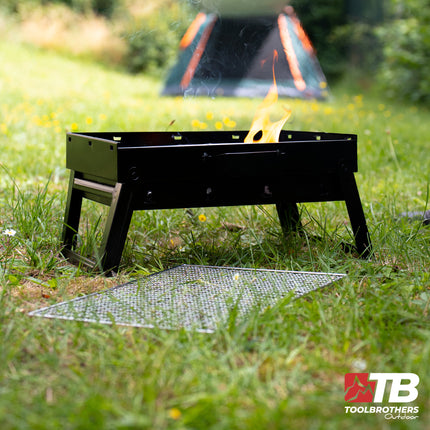 Toolbrothers Outdoor  tragbarer Holzkohle Grill Set für Camping werkzeuglose Montage 43 x 29 x 23 cm schwarz + Grillbesteck, Grillhandschuhe & Grillfächer  8 tlg
